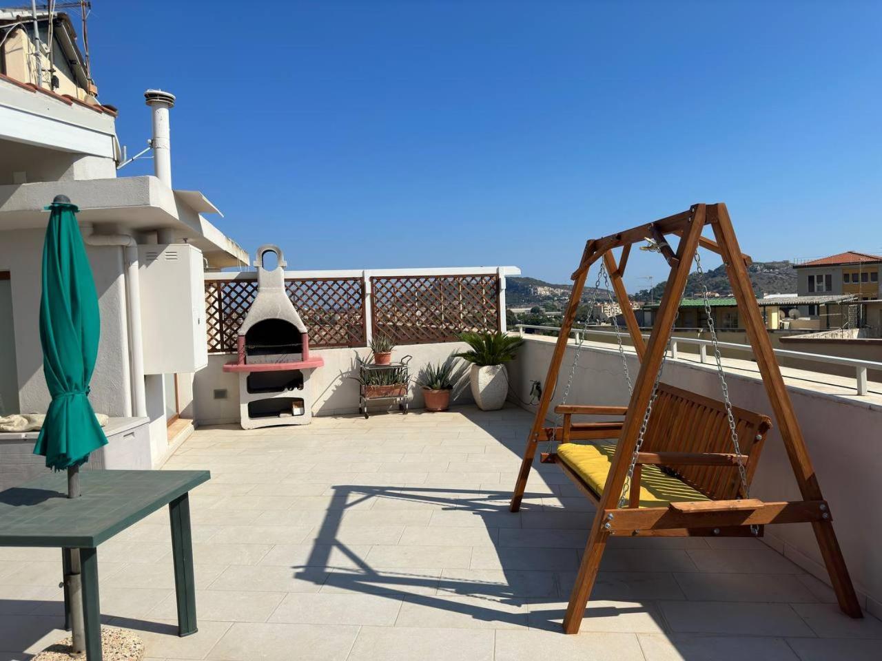 Attico Via Della Pineta 5 Minuti Dal Mare Lägenhet Cagliari Exteriör bild